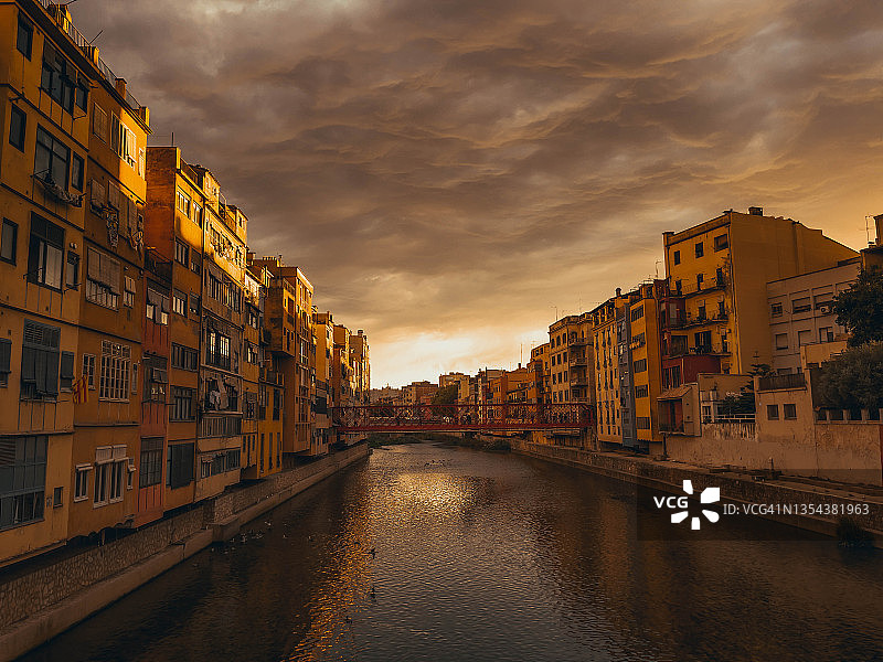 加泰罗尼亚赫罗纳市壮丽的日落与彩色房屋图片素材