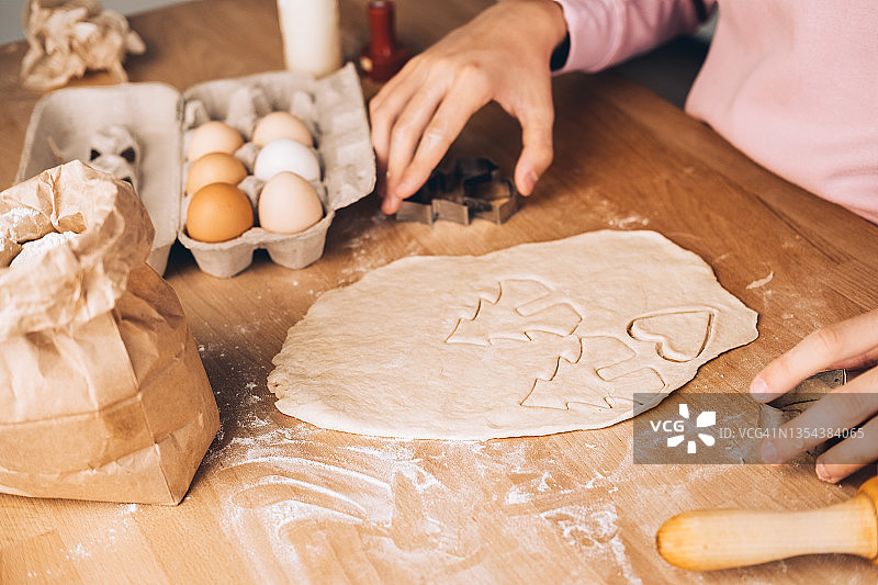 圣诞节时少年使用饼干切割器图片素材