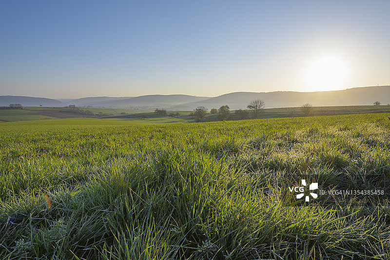 德国巴伐利亚斯佩萨特山 Schmachtenberg 春季日出景观图片素材