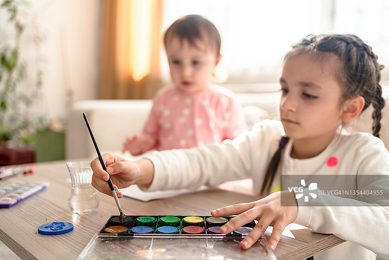 一起绘画的兄弟姐妹图片素材