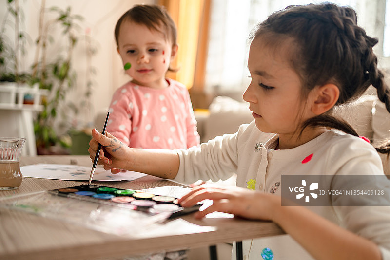 一起绘画的兄弟姐妹图片素材