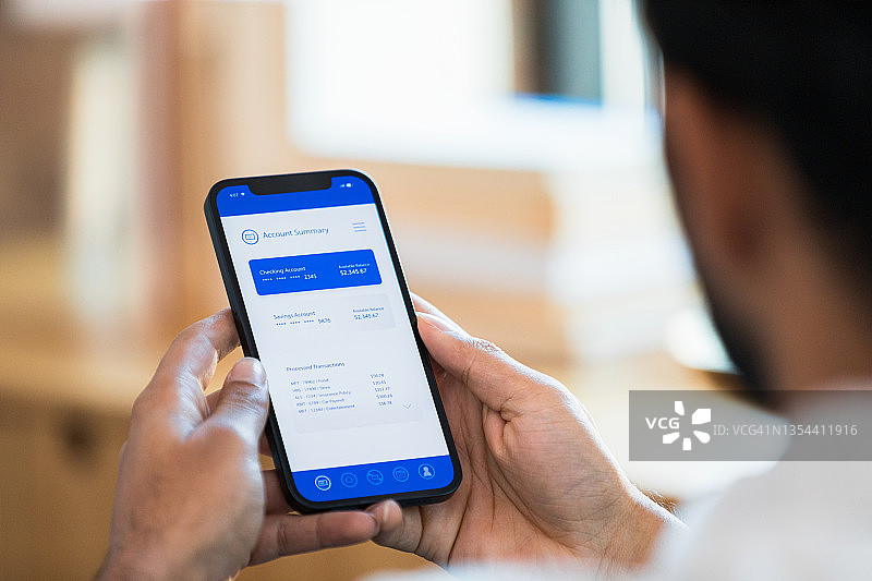 男人查看银行账户余额图片素材