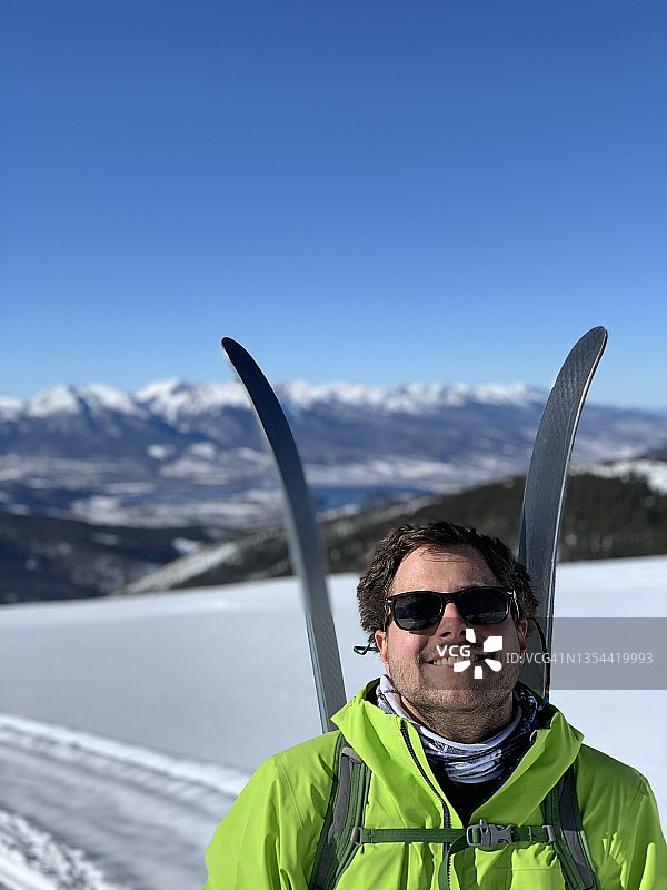 年轻男人和他的滑雪板图片素材