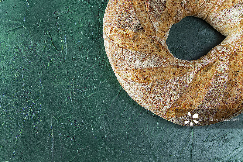 绿色背景上的面包图片素材