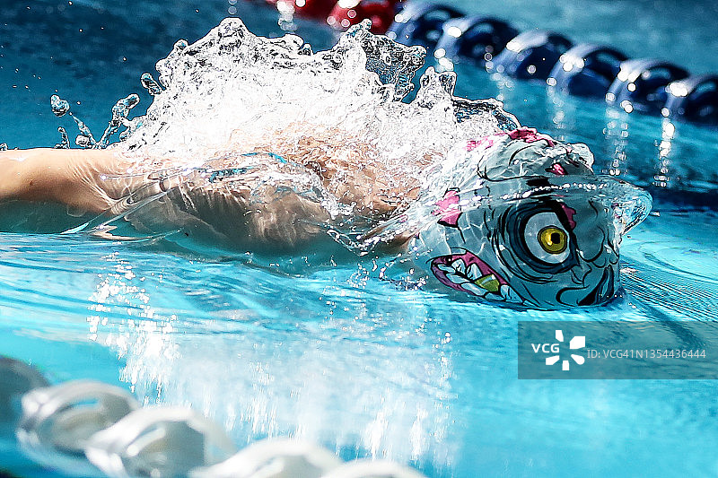 在游泳池游泳的年轻运动员图片素材