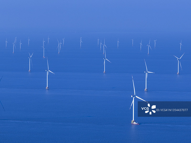 东海风力涡轮机高角度视图，距离上海20公里图片素材