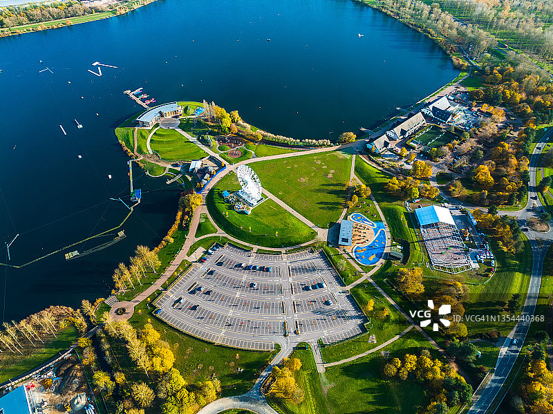 米尔顿凯恩斯威伦湖的无人机视角图片素材