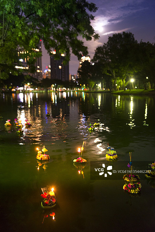 曼谷伦披尼公园水灯节装饰灯笼图片素材