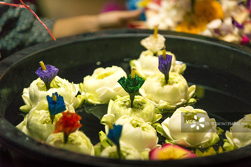 水灯节期间，泰国曼谷摊位上用真莲花制成的小水灯图片素材