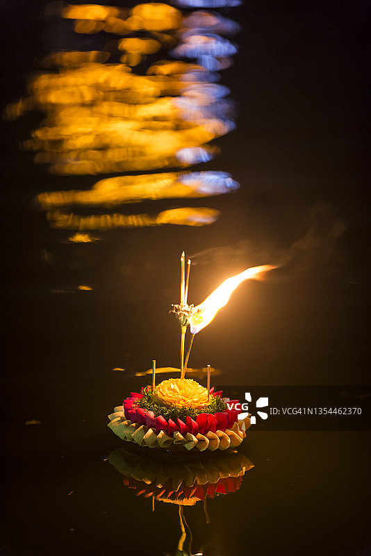 曼谷伦披尼公园湖面上漂浮的装饰性水灯图片素材