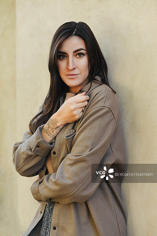 休闲风格的年轻都市女孩图片素材