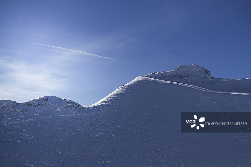 前往山顶途中的两名滑雪旅行者图片素材