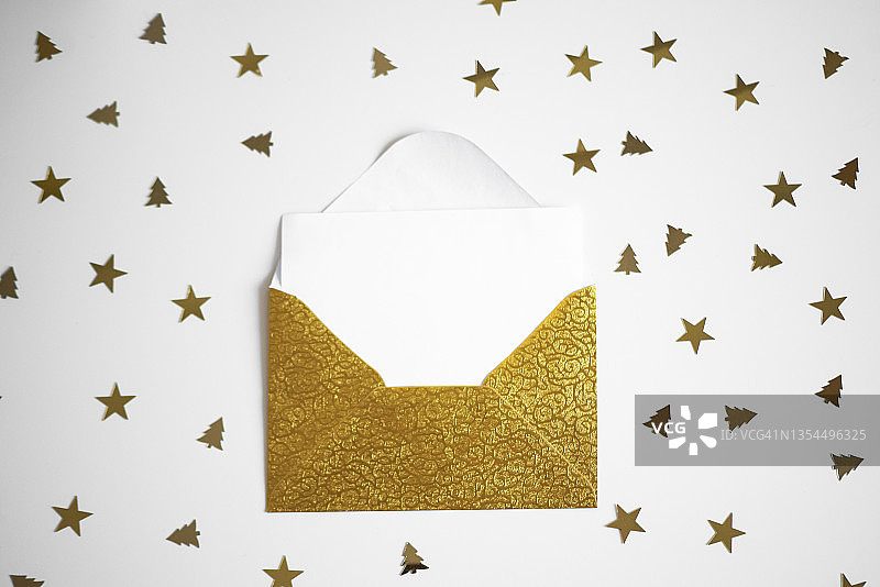 带有白色纸张空白卡的金色信封图片素材