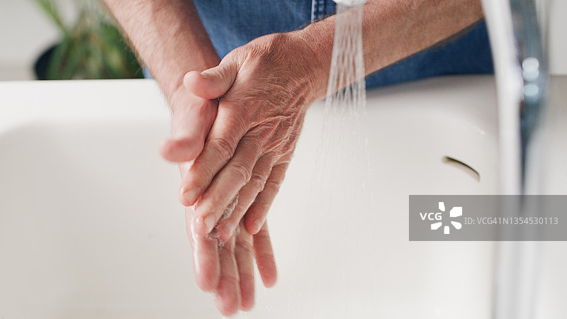 一个无法辨认的人正在洗手的特写镜头图片素材