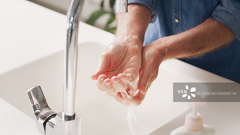一个无法辨认的人正在洗手的特写镜头图片素材