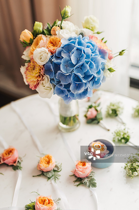 美丽的婚礼花束和胸花图片素材