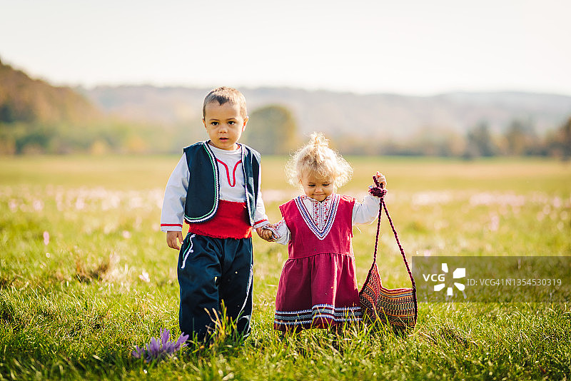 穿着保加利亚传统服装的可爱儿童图片素材
