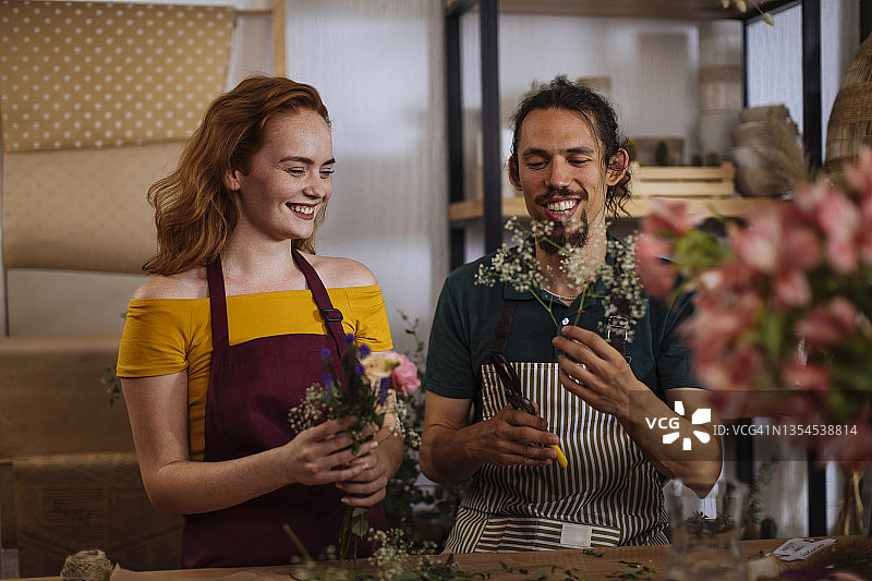 花店里一起制作花艺的年轻花艺师图片素材