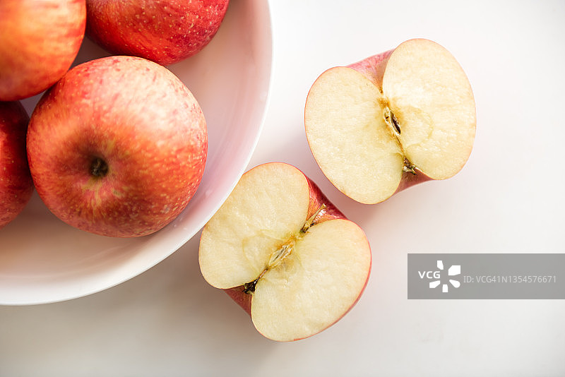 白色桌子上的成熟苹果图片素材