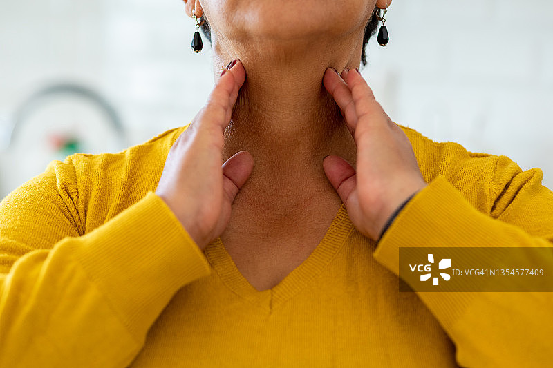 有甲状腺问题的女人图片素材