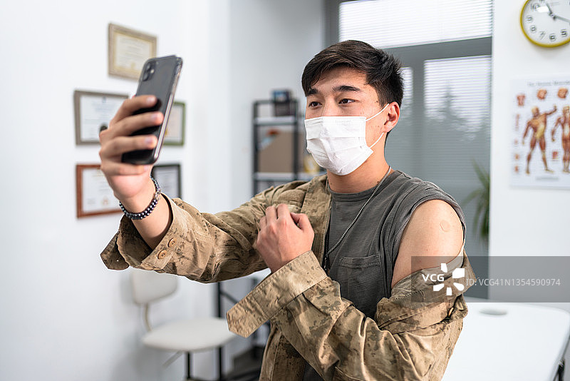 接种疫苗后的军人图片素材