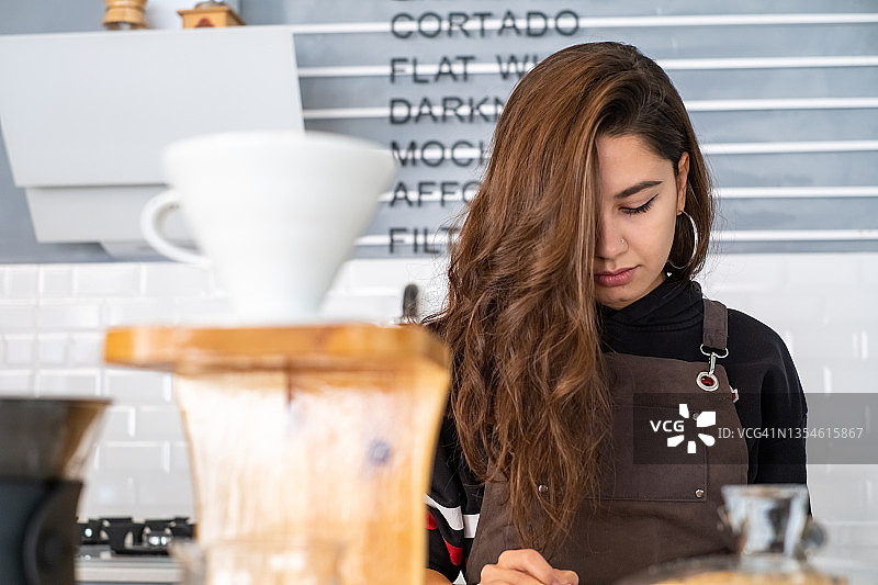 在咖啡店工作的女咖啡师图片素材