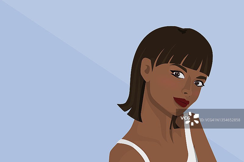 深色皮肤美女在蓝色背景前微笑图片素材