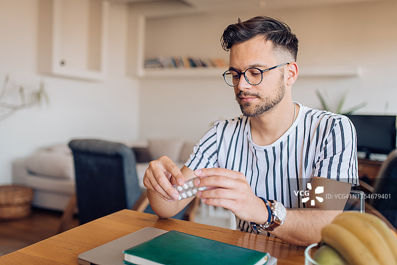 一名男子服用药物的特写镜头图片素材