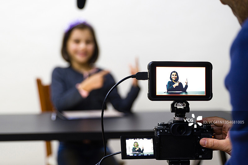 儿童女孩在社交媒体上发布Vlog图片素材