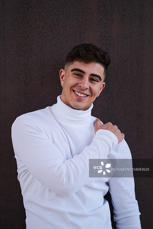 微笑的男模特手搭肩膀图片素材