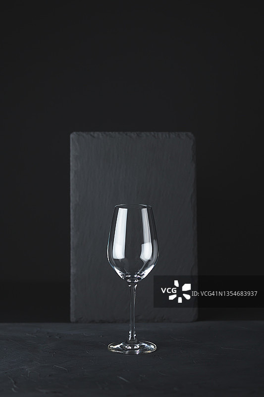 黑色背景上的酒杯图片素材