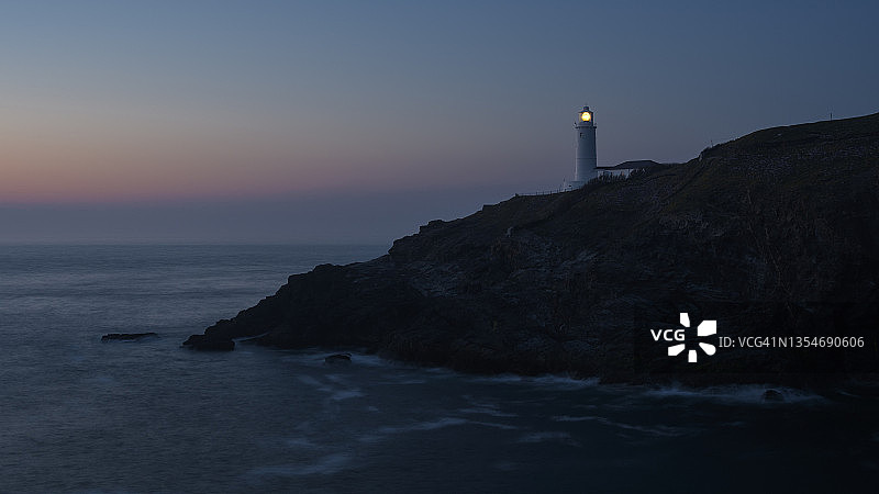 英格兰康沃尔郡帕德斯托附近特雷沃斯角灯塔日落时的岩石海岸图片素材