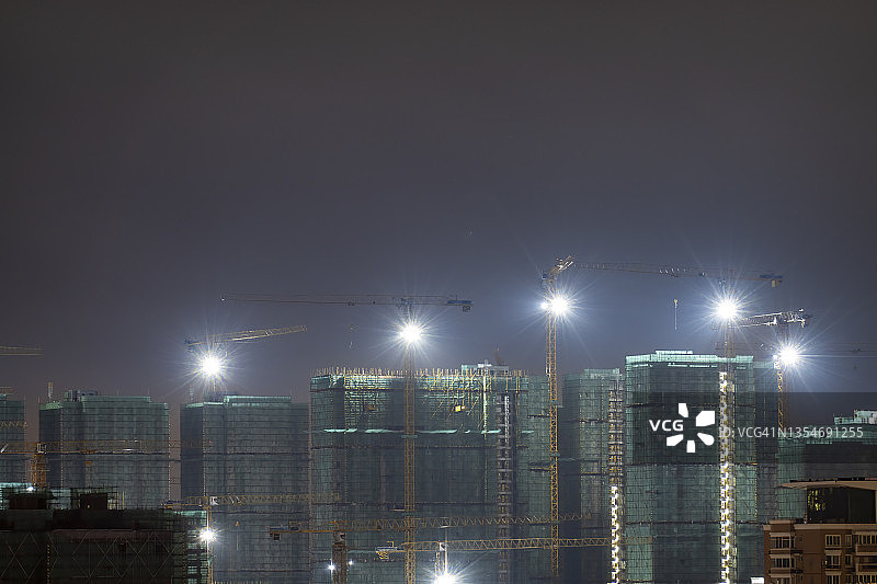 建筑工地上的起重机航拍图片素材