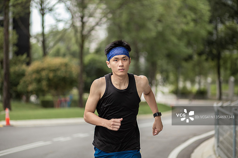 周末跑步锻炼的中国男运动员图片素材