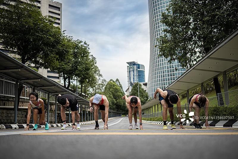 准备赛跑的中国亚洲运动员图片素材