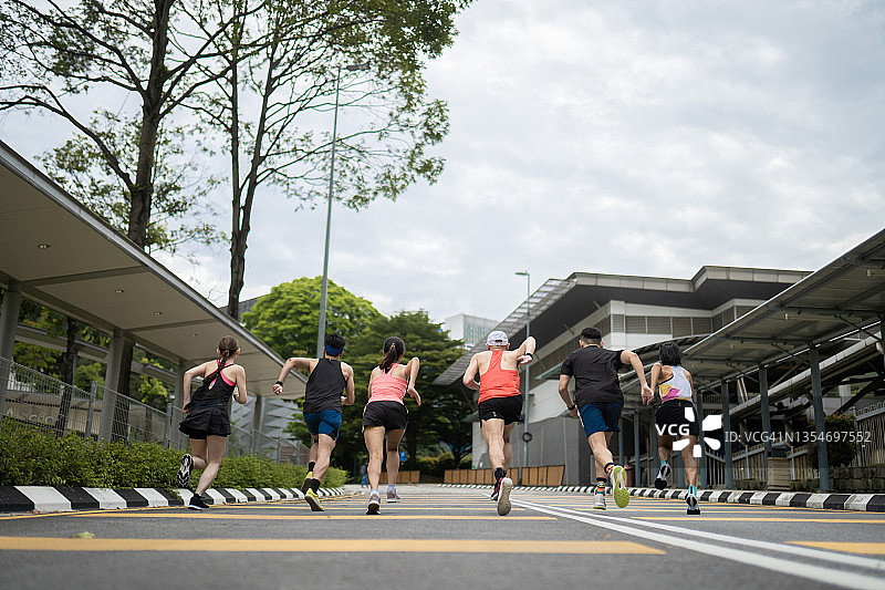 亚洲中国运动员在起跑线上冲刺图片素材
