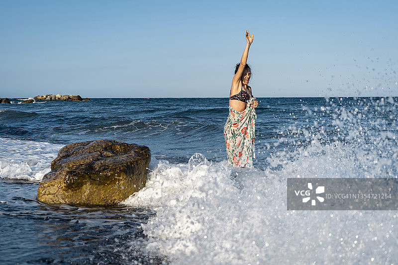 在海浪中享受自然——女子戏水图片素材