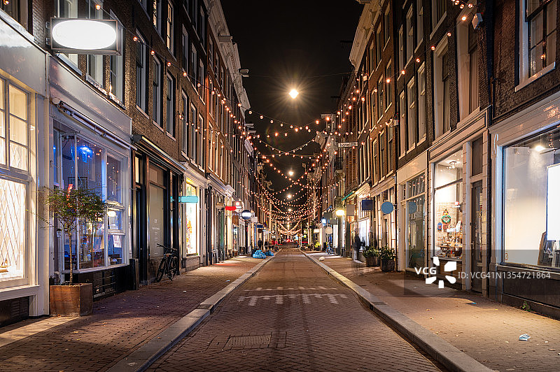 荷兰阿姆斯特丹街道上的装饰灯图片素材