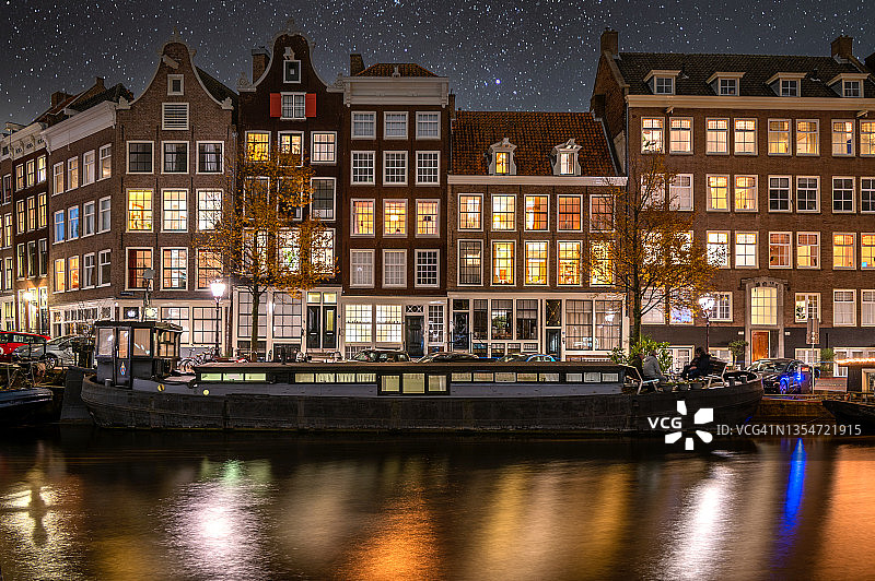 荷兰阿姆斯特丹运河和房屋上空的星空图片素材