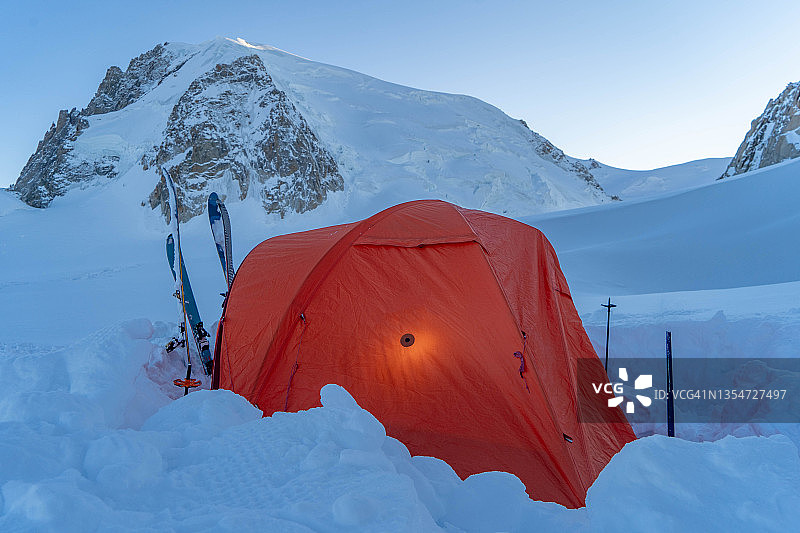 雪山坡上的露营地美景图片素材
