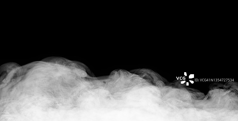 黑色背景上的白色烟雾图片素材