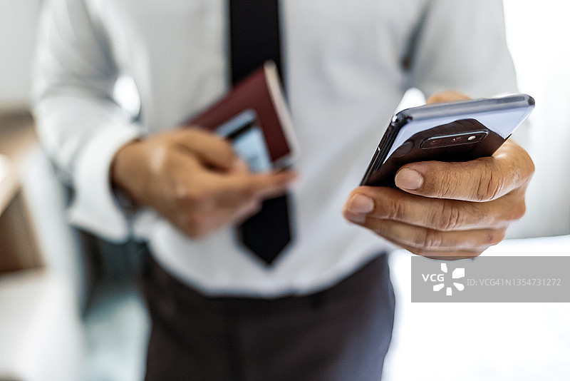 商务男士在手机上输入短信图片素材