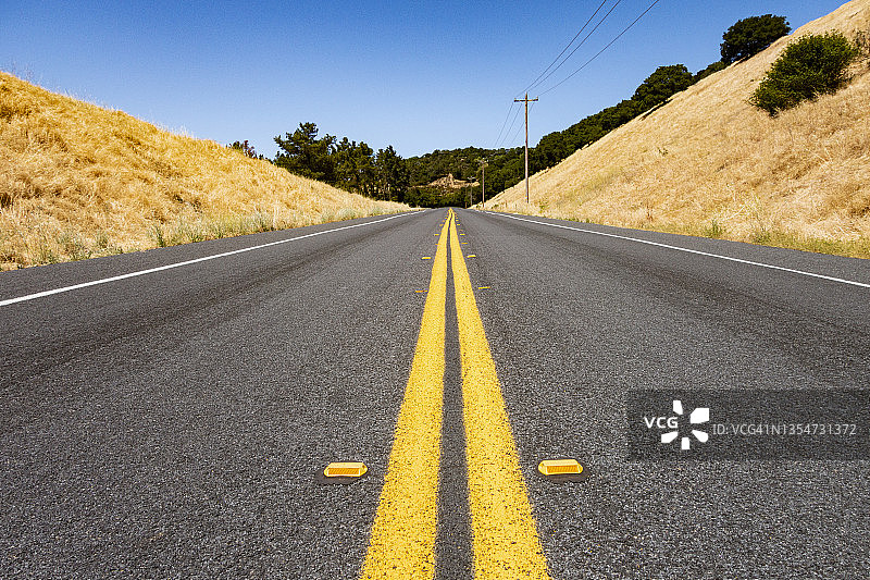 笔直高速公路的仰视图片素材