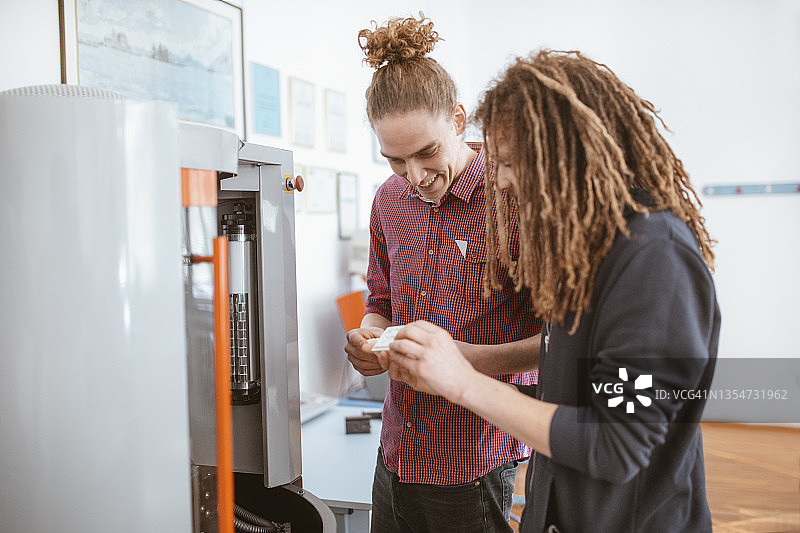 两名年轻男子测试3D打印机图片素材