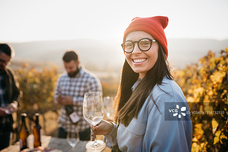 快乐的葡萄酒游客在葡萄园品酒图片素材