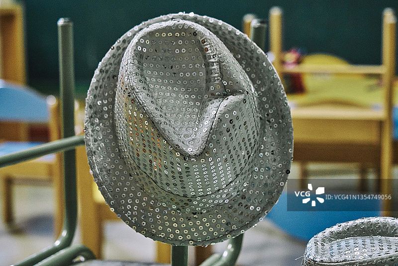 特写镜头：带亮片的银色软呢帽图片素材