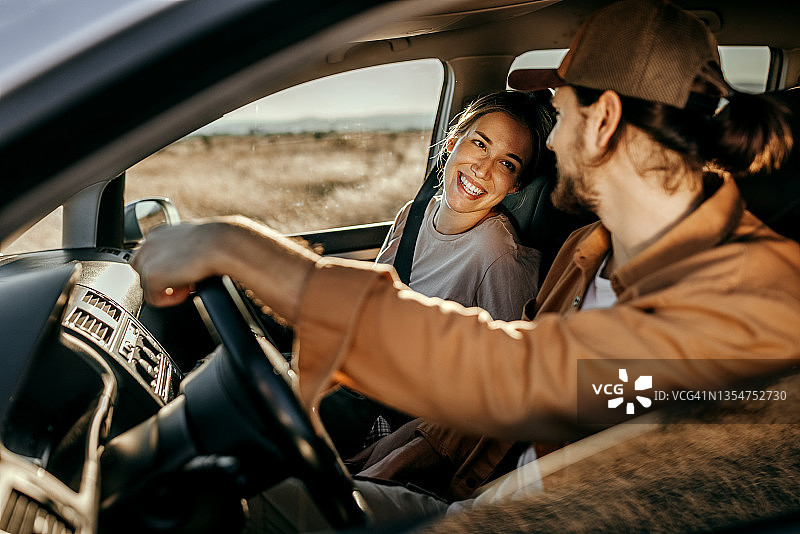 情侣在汽车公路旅行中玩乐图片素材