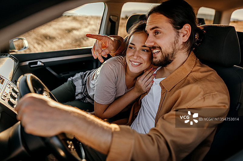 在旅途中的情侣图片素材