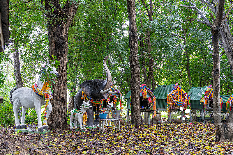神龛，带有彩色花环的小神殿，位于素攀武里府乌通县图片素材