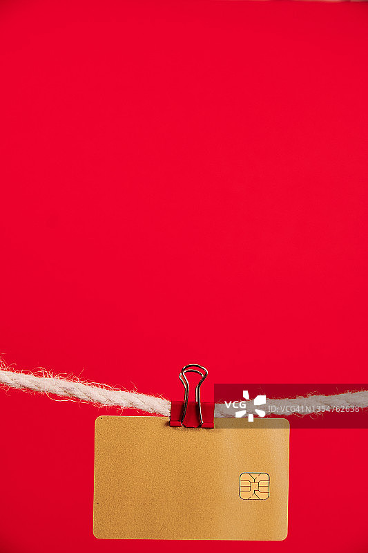 悬挂在绳子上的信用卡，用于洗钱概念图片素材